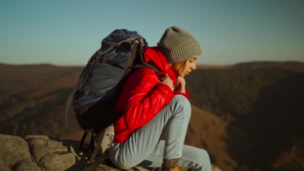 Slow Motion Adventurous Woman Hiker Red Jacket Backpack Sits Cliff — Stockvideo