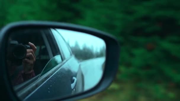 Landschaft Von Nebligem Wald Und Straße Seitenspiegel Spiegelbild Des Autos — Stockvideo