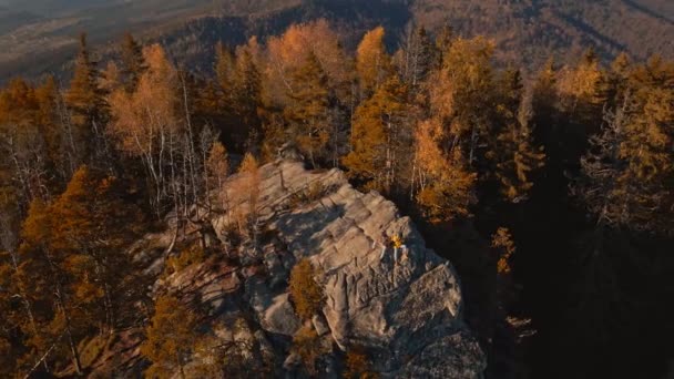 Filmische Luftaufnahmen Von Drohnen Die Zwei Wanderer Umkreisen Die Auf — Stockvideo