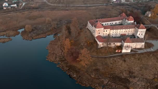 Aerial Drone Shot Historic Castle Hill Lake Medieval Architecture Cultural — Vídeo de stock