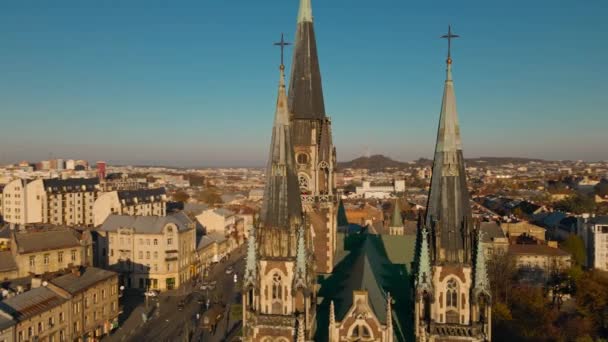 ウクライナの町 リヴィウにある聖オルガ教会とエリザベス朝の古いゴシック様式の寺院の周りを飛行するドローンからの空中映像 円ドームの上にドローンで飛ぶ ランドマークや古代ヨーロッパの都市の建築物 — ストック動画
