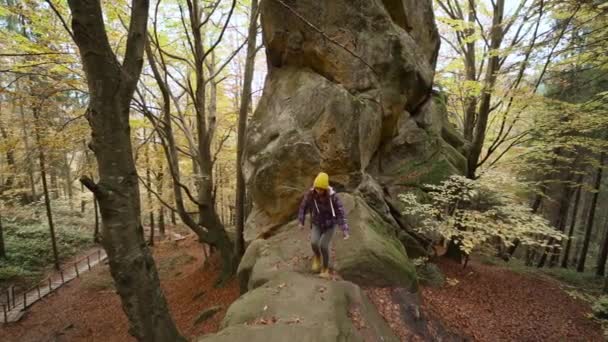 Viaje Ucrania Mujer Excursionista Con Mochila Sube Una Enorme Piedra — Vídeo de stock