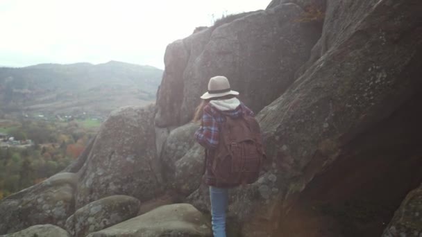 Rückansicht Wanderin Freizeitkleidung Mit Rucksack Wandert Zum Rand Der Klippe — Stockvideo