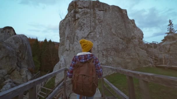 Camera Follows Woman Traveler Casual Backpack Walking Wooden Trail Tustan — Stock Video