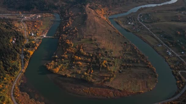 Панорамний Вигляд Політ Осінній Сільській Місцевості Вздовж Вигнутої Річки Дороги — стокове відео