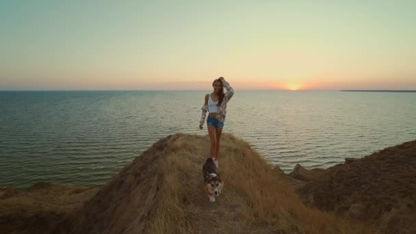 Lassított Felvétel Boldog Lány Barna Fúj Haj Futó Domb Tetején — Stock videók