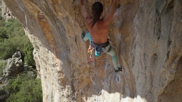 Powerful Strong Muscular Rock Climber Climbing Big Rock Wall Turkey — Vídeos de Stock