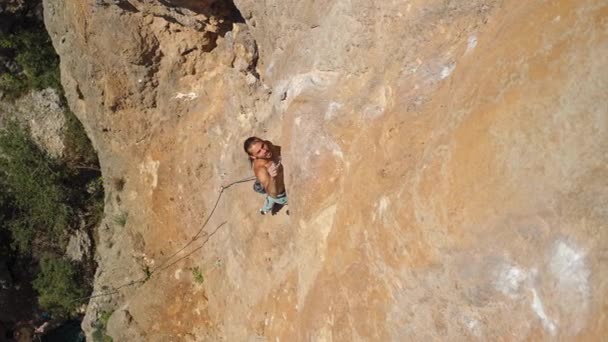 Vista Superior Fuerte Hombre Guapo Escalador Roca Sube Por Pared — Vídeo de stock
