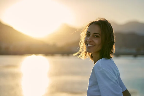 Portrait Smiling Natural Beauty Woman Looking Camera Enjoying Sunset Landscape — Foto Stock