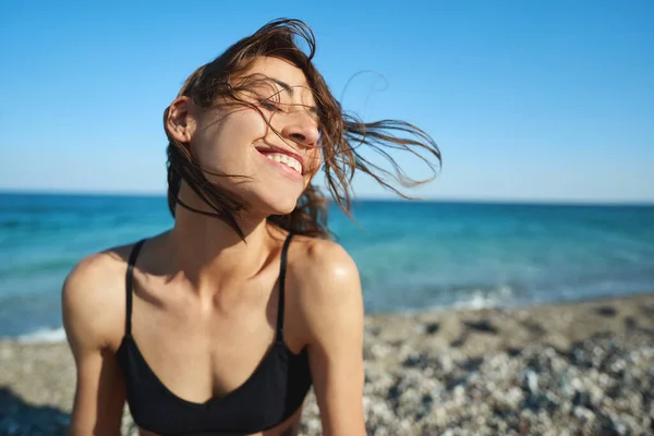 Outdoor Portrait Pleased Carefree Woman Enjoying Sunshine Sea Beach Blue — Foto de Stock