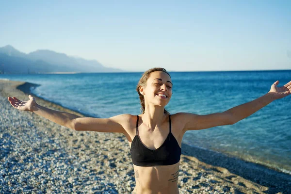 Summer Sunny Beach Portrait Happy Emotion Woman Open Arms Clothing – stockfoto