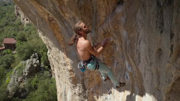 Muscular Man Rock Climber Hangs Rope Overhanging Crag Chalks His — Stock videók