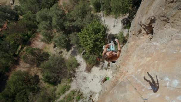 Slow Motion Satisfied Handsome Muscular Man Rock Climber Long Hair — Stock Video