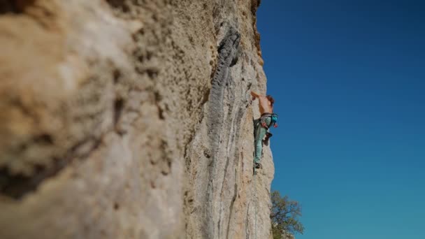 Kaslı Güçlü Adam Kaya Tırmanışçısının Alttaki Görüntüsü Dikey Uçuruma Tırmanır — Stok video