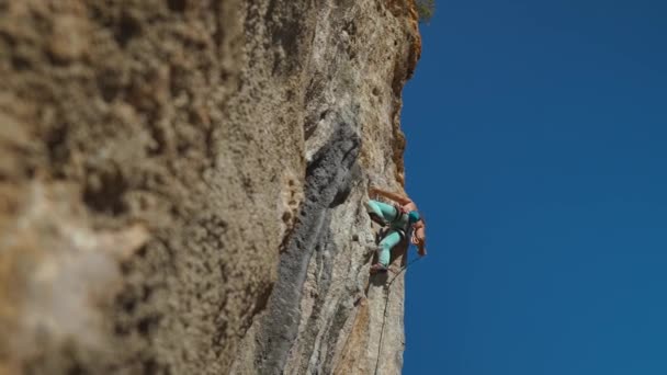 Bottom View Muscular Strong Man Rock Climber Climbs Vertical Cliff — 图库视频影像