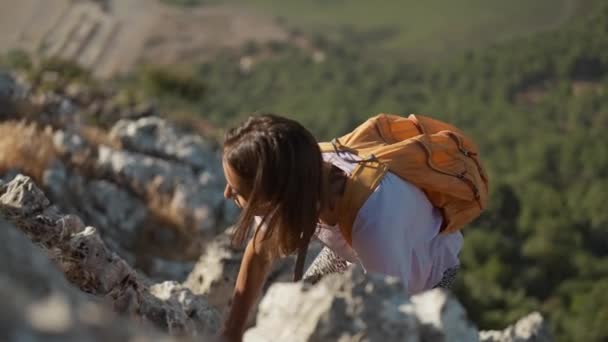 Slow Motion Young Woman Hiker Rock Climber Climbs Cliff Mountain — Stock videók