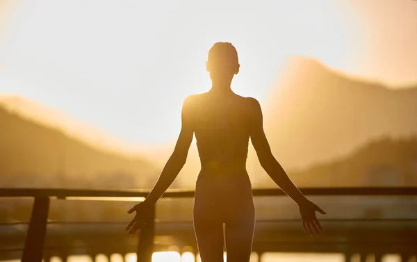 Meditation Yoga Woman Silhouette Jetty Golden Sunset Mountains View Fitness – stockfoto