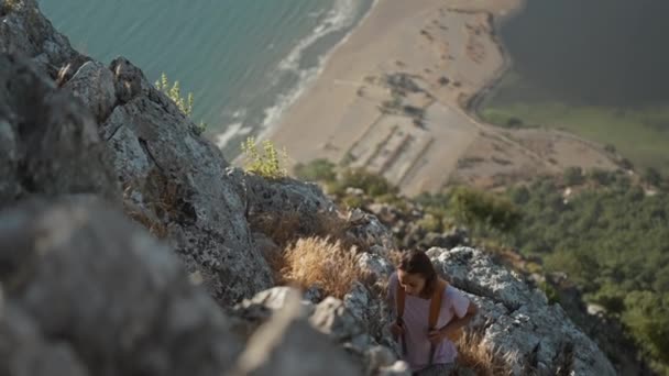 Slow Motion Young Woman Hiker Rock Climber Climbs Cliff Mountain — Video Stock