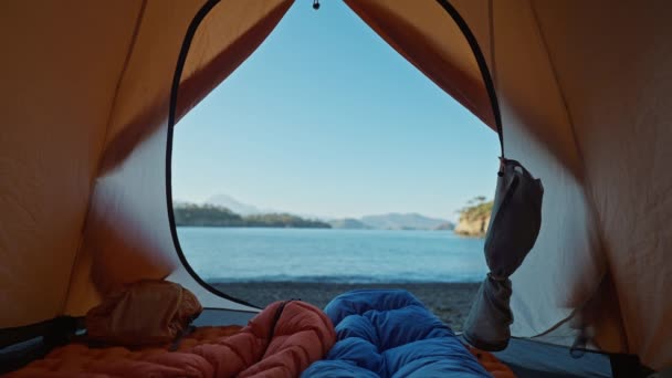 Due Persone Viaggiatori Sdraiati Tenda Sacchi Pelo Con Vista Sulla — Video Stock