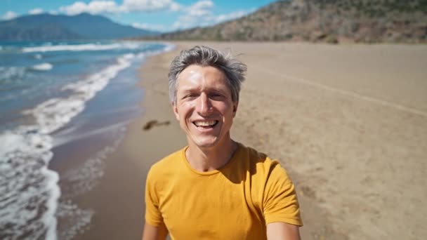 Nahaufnahme Selfie Porträt Des Glücklichen Mannes Mittleren Alters Der Küste — Stockvideo