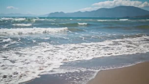 Cerrar Cámara Lenta Ondeando Mar Con Olas Soleado Día Ventoso — Vídeos de Stock