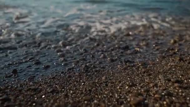 Close Slow Motion Ocean Sea Waves Rolls Shore Pebble Beach — Stok video