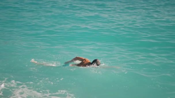 Sportsman Athletic Man Swims Turquoise Water Mediterranean Sea Oludeniz Beach — 图库视频影像