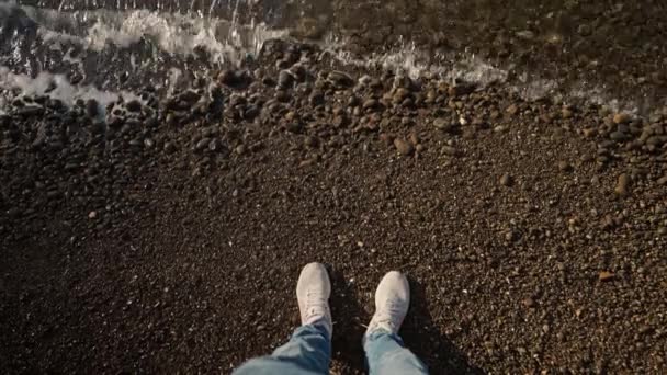Пов Від Першої Особи Вид Ноги Чоловіка Гальковому Морському Пляжі — стокове відео