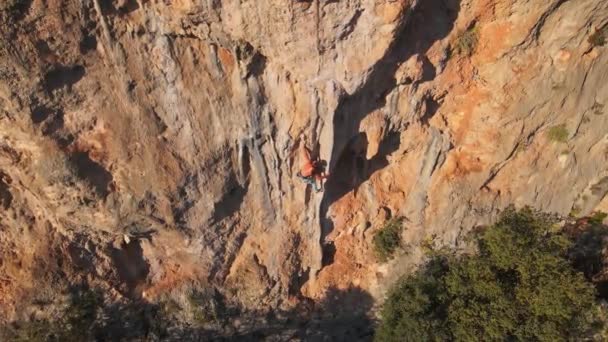 Letecké Zpomalení Natáčení Drone Silný Svalnatý Muž Horolezec Šplhá Svislé — Stock video