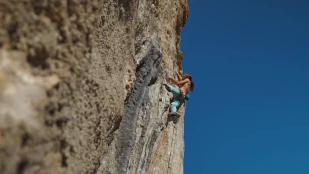 Bottom View Muscular Strong Man Rock Climber Climbs Vertical Cliff — 图库视频影像
