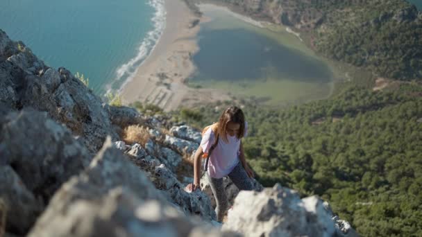 Slow Motion Young Woman Hiker Rock Climber Climbs Cliff Mountain — Stock videók