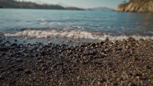 Close Slow Motion Ocean Sea Waves Rolls Shore Pebble Beach — Wideo stockowe