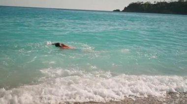Ağır çekim sporcu sporcu Ege Denizi 'ndeki Oludeniz Sahili' nde Akdeniz 'in turkuaz sularında yüzüyor. Yaz Turisti Fethiye, Mugla Turkey. etkin yaşam tarzı ve boş zaman