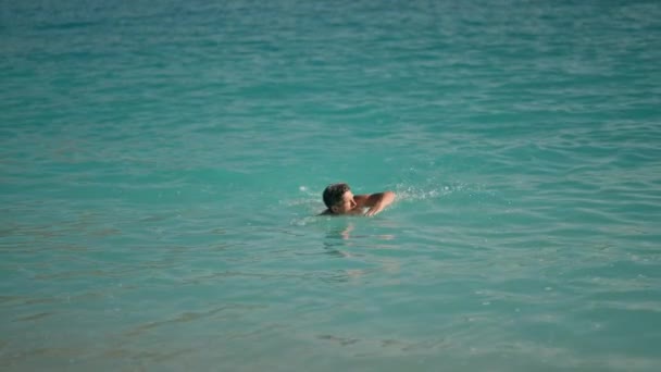 Sportsman Athletic Man Swims Turquoise Water Mediterranean Sea Oludeniz Beach — Vídeos de Stock