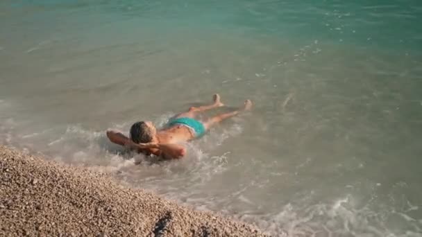 Bell Uomo Atletico Costume Bagno Blu Rilassante Sdraiato Sulla Spiaggia — Video Stock