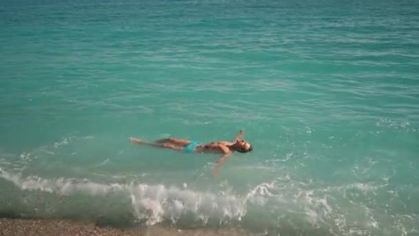 Relaxed Handsome Athletic Man Blue Swim Trunks Enjoying Lying Turquoise — Vídeo de Stock