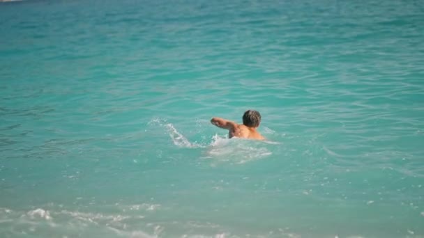 Back View Sportsman Athletic Man Swims Turquoise Water Mediterranean Sea — Video Stock