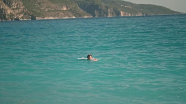 Strong Athletic Man Swims Turquoise Water Mediterranean Sea Oludeniz Beach — Video Stock