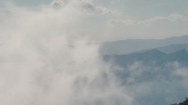 Türkiye 'de yüksek bir dağdan Ege Denizi' nin kayalık kıyılarına manzara. Yaz tatili ve Türkiye 'de seyahat. Sis ve bulutlar rüzgarla hareket eder