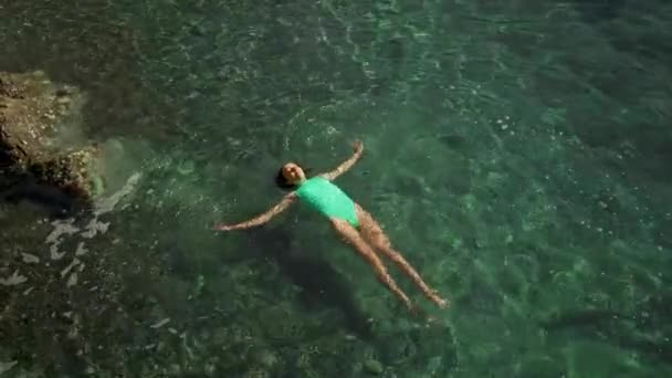 Slow Motion Top View Sexy Stunning Woman Green Swimsuit Floating — Αρχείο Βίντεο