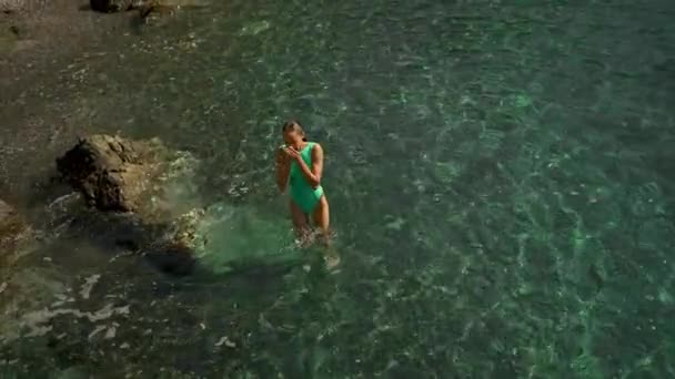 Stunning Slim Fit Body Woman Green Swimsuit Relaxing Clear Turquoise — Video Stock
