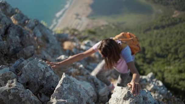 Ağır Çekimde Kadın Yürüyüşçü Kaya Tırmanışçısı Türkiye Nin Güzel Deniz — Stok video