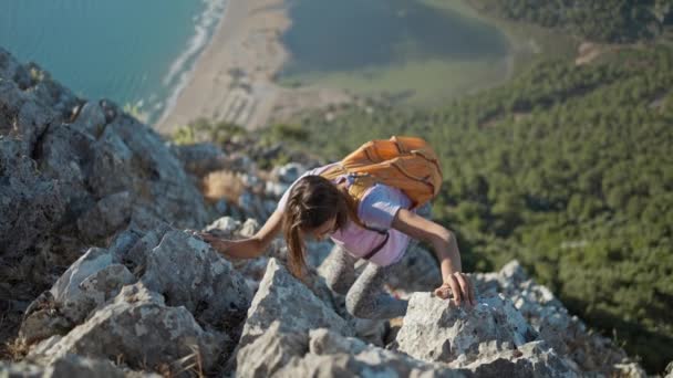 Teammate Helping Hiker Reach Summit Couple Hiking Turkey Helping Hand — Stockvideo