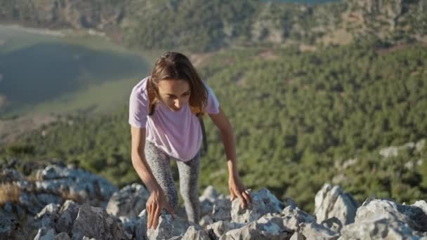 Pov Gerak Lambat Wanita Yang Bahagia Memanjat Puncak Gunung Atas — Stok Video