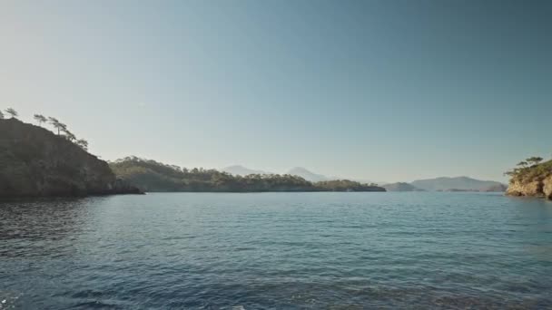 Panoramic View Beautiful Calm Turquoise Sea Water Wild Solitary Pebble — Stockvideo