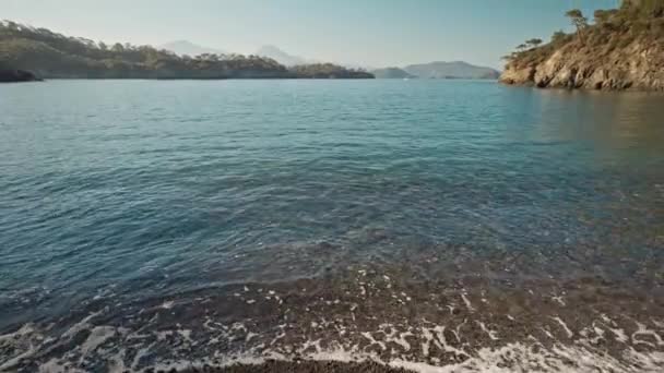 Вертикальна Панорамна Зйомка Прекрасної Спокійної Бірюзової Морської Води Дикому Одиночному — стокове відео