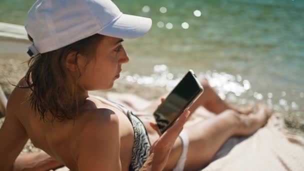 Achteraanzicht Ontspannen Vrouw Toerist Bikini Zonnebaden Zee Strand Dicht Bij — Stockvideo
