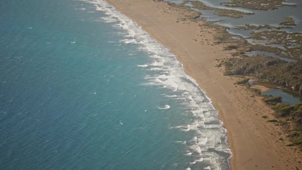 Mar Movimiento Lento Aéreo Ondeando Con Olas Soleado Día Ventoso — Vídeos de Stock