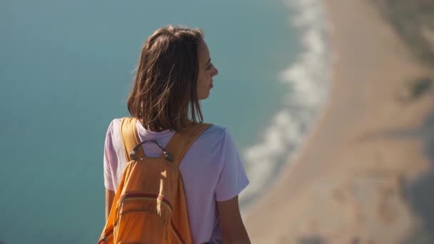 Щаслива Дівчина Стоїть Краю Високої Скелі Насолоджується Чудовим Узбережжям Егейського — стокове відео
