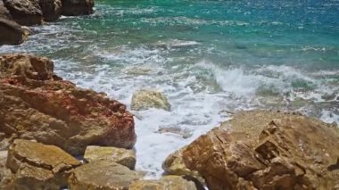 Yavaş çekim görüntüleri tropikal ada ve deniz dalgaları kayalık sahile çarpıp köpürüyor. Altın kayalar derin mavi okyanus suyuyla buluşuyor. Türkiye 'de turizm kavramı